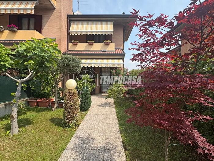 Casa trilocale in vendita in Via Sole delle Alpi, Lazzate