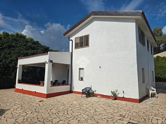 Casa con 6 locali in affitto in Via degli Zaffiri, Plemmirio, Siracusa