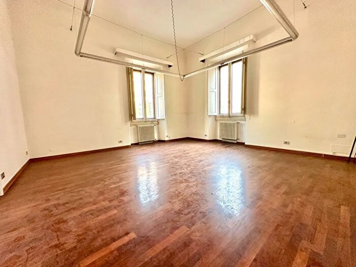 Appartamento con 8 locali in vendita in Via Lorenzo Il Magnifico, Firenze