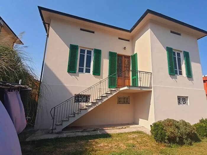 Casa con 8 locali in vendita in Lucca
