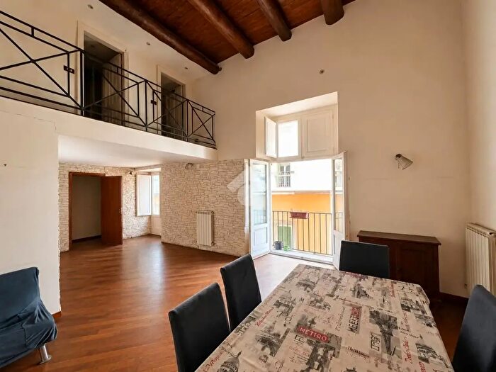 Appartamento con 5 locali in vendita in Via Nardones, Napoli