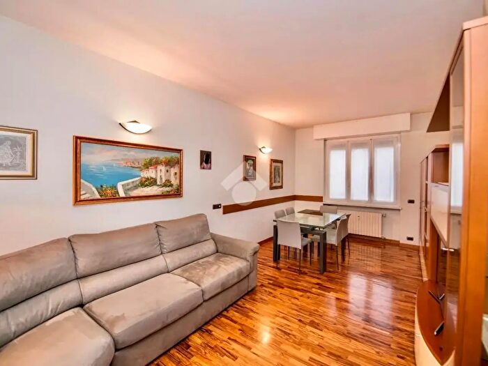 Appartamento trilocale in vendita in Via Lambrate, Milano