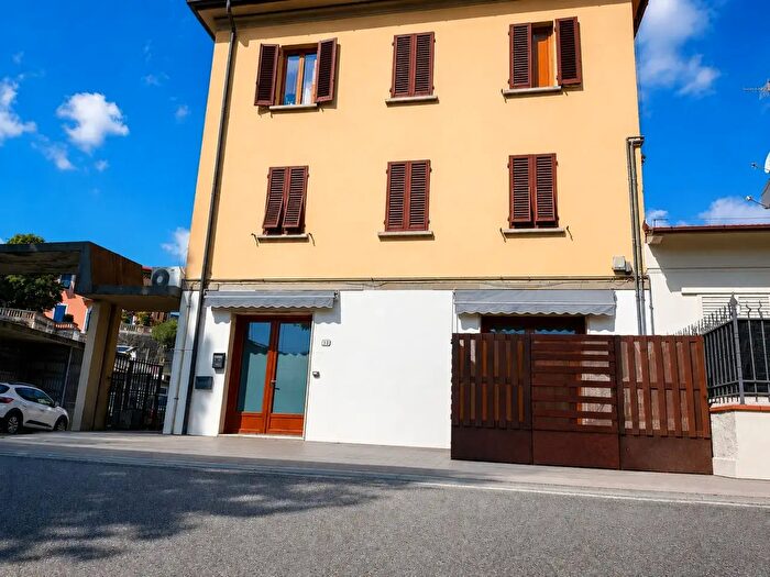 Appartamento con 5 locali in vendita in Via del Villone, Pistoia