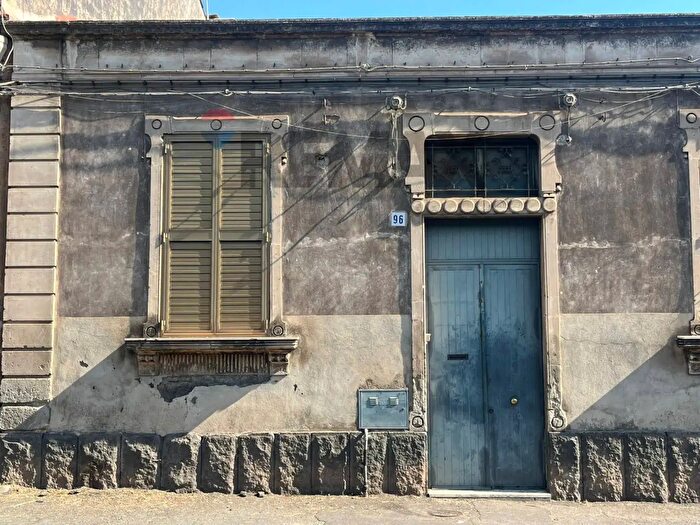 Casa trilocale in vendita in Via Santa Maria della Catena, Catania