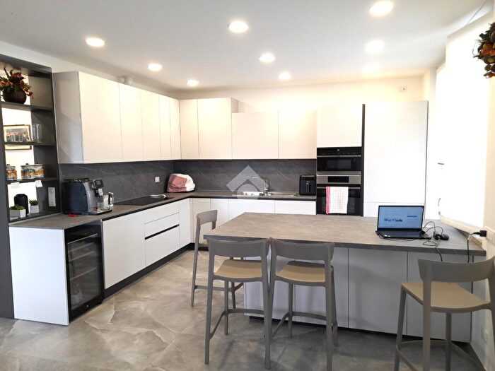 Appartamento quadrilocale in vendita in Via Trieste, Erba