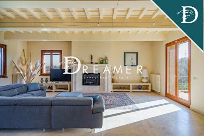 Casa con 6 locali in vendita in Via Poggilupi, Terranuova Bracciolini