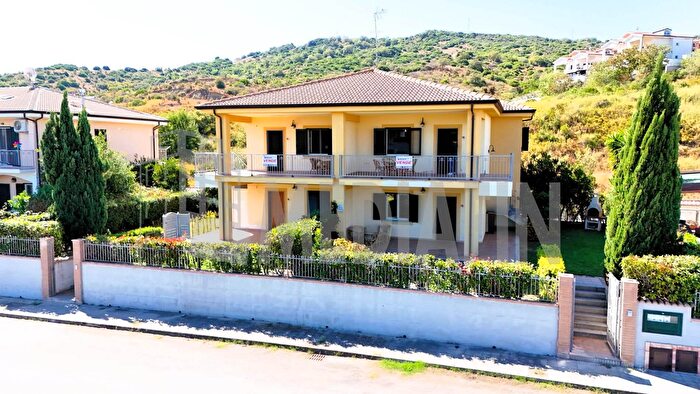 Appartamento quadrilocale in vendita in Via Giovanni Falcone, Mandatoriccio