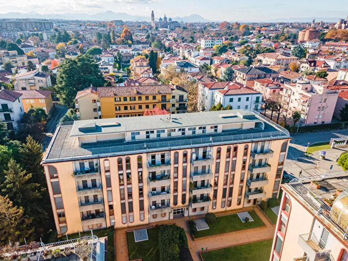 Appartamento con 6 locali in vendita in Via Nazareth, Padova