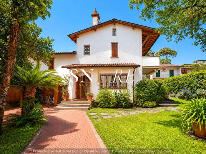 Casa con 6 locali in affitto in Via Nazario Sauro, Centro, Forte dei Marmi