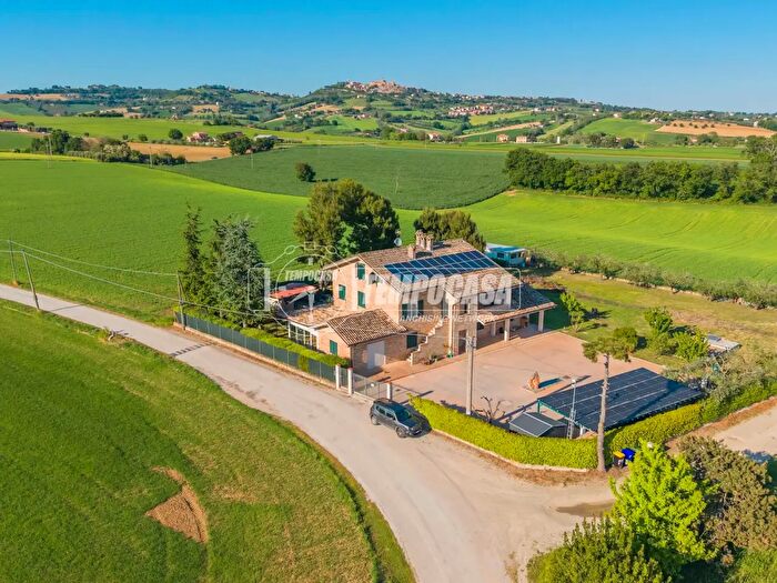 Casa con 10 locali in vendita in Montecosaro