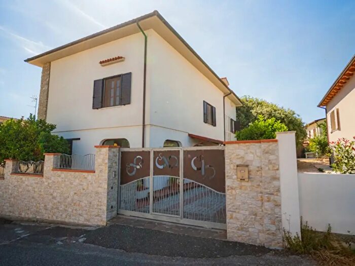 Casa con 9 locali in vendita in Via a Rosmini, Rosignano Marittimo