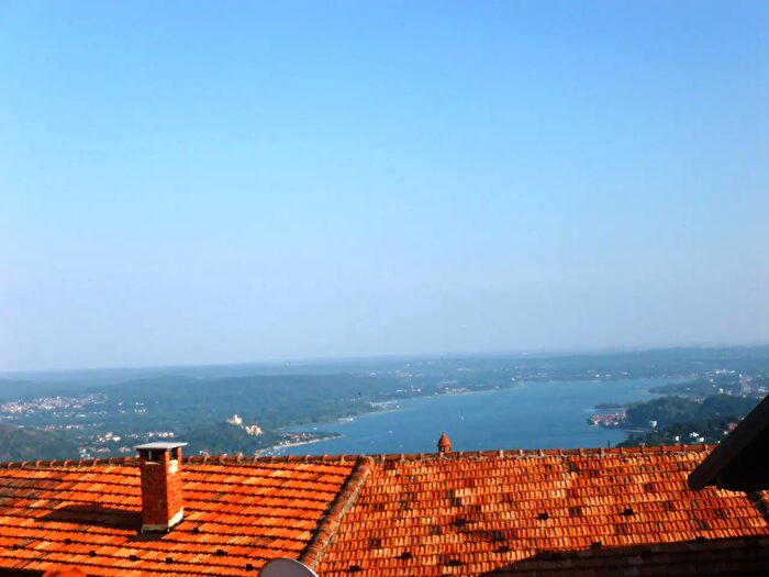 Casa con 8 locali in vendita in Nebbiuno