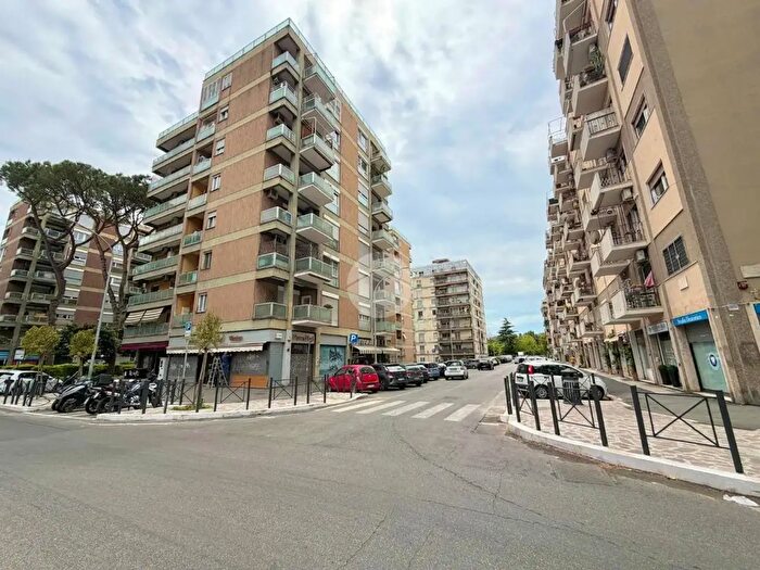 Appartamento bilocale in vendita in Via Val di Chienti, Roma