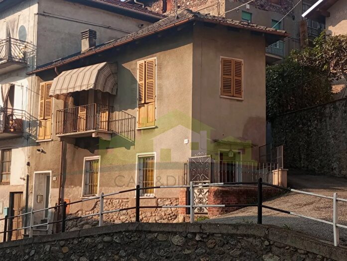 Casa quadrilocale in vendita in Montrigone, Borgosesia