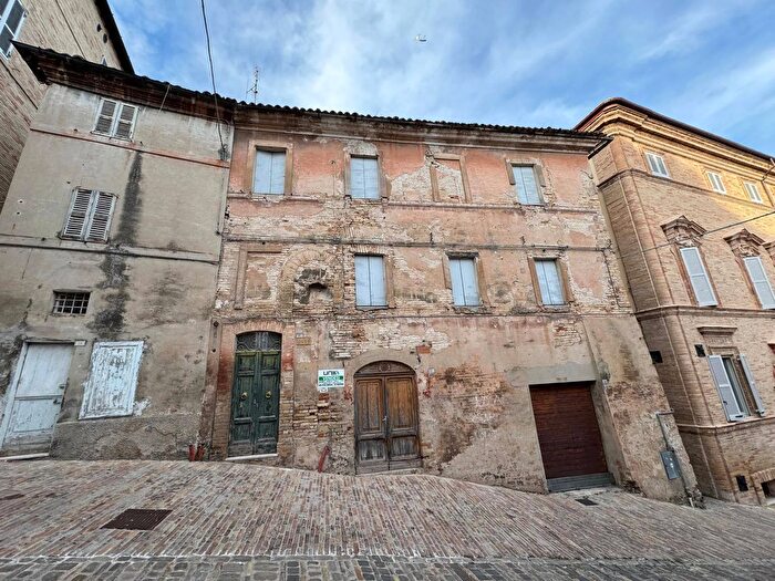 Casa con 15 locali in vendita in Fermo