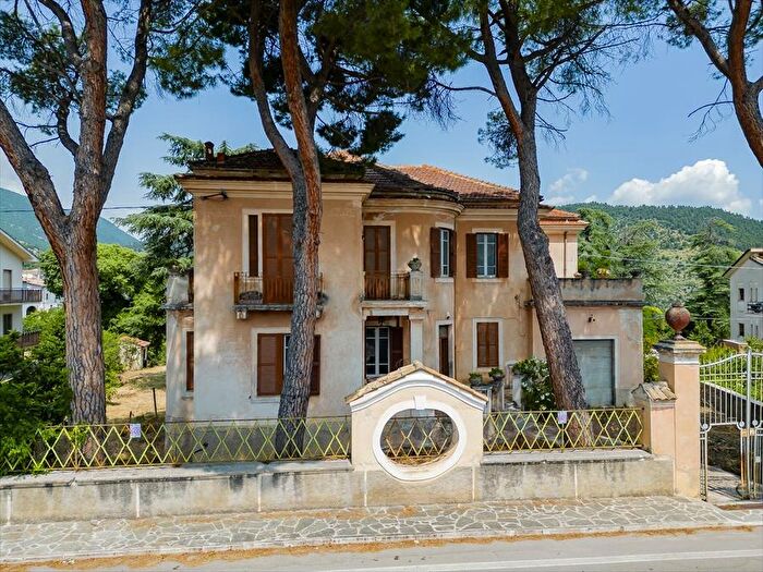 Casa con 10 locali in vendita in Via Corfinio, Raiano