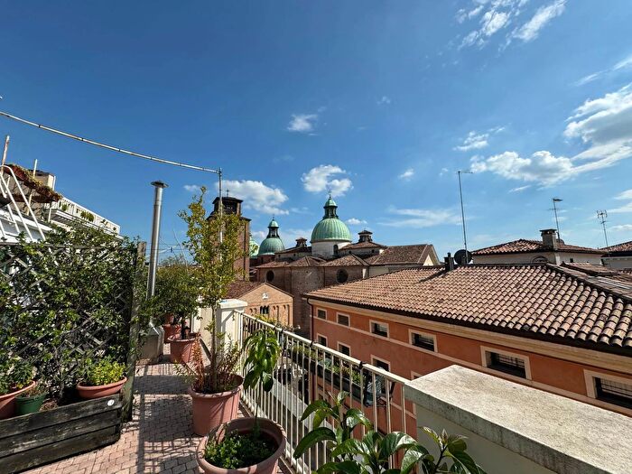 Appartamento con 6 locali in vendita in Treviso, Treviso