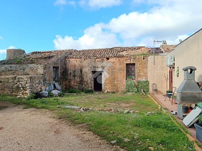 Casa quadrilocale in vendita in Via Ragosia, Valderice