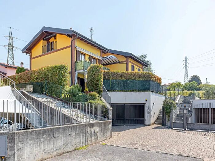 Appartamento quadrilocale in vendita in Via delle Betulle, Cremella