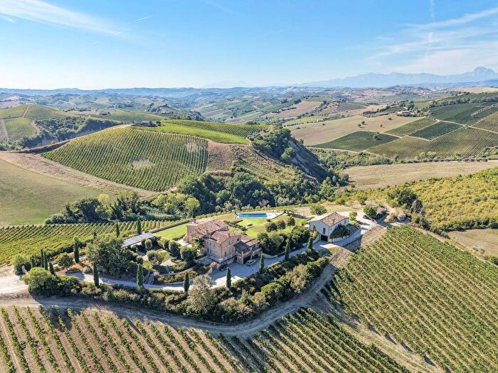 Casa con 6 locali in vendita in Contrada Ciafone, Offida