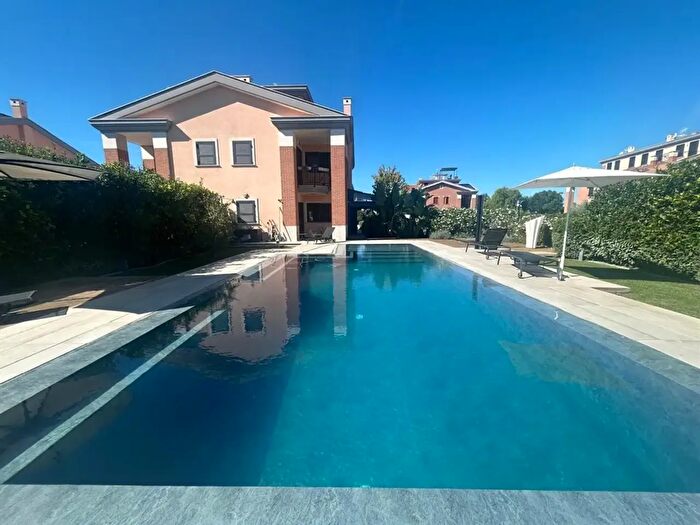 Casa con 8 locali in vendita in Viale Gianluigi Bonelli, Roma