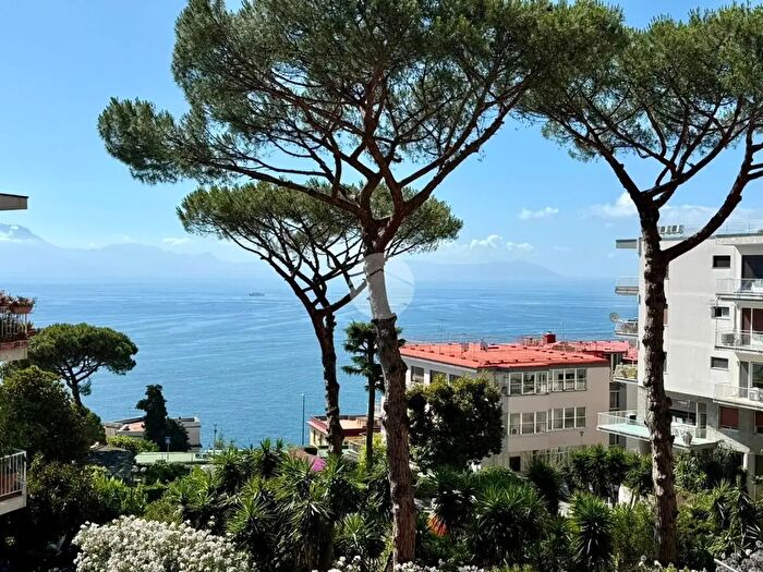 Appartamento con 6 locali in vendita in Via Nevio, Napoli