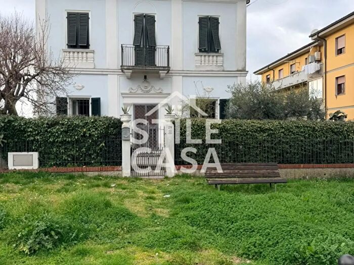 Casa con 10 locali in vendita in Altopascio