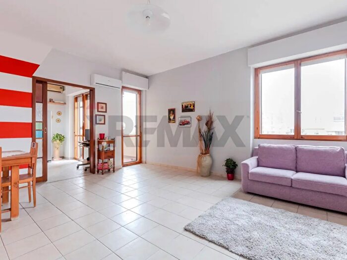 Appartamento con 5 locali in vendita in Via Gavino Dessy Deliperi, Cagliari