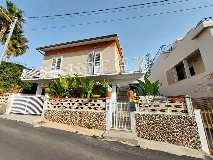 Casa con 7 locali in affitto in Noto