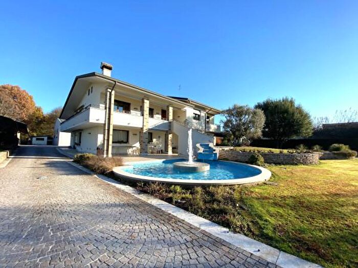 Casa con 6 locali in vendita in Villa Del Conte