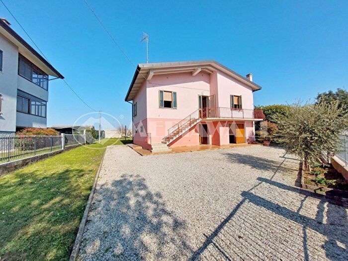 Casa con 6 locali in vendita in Teglio Veneto