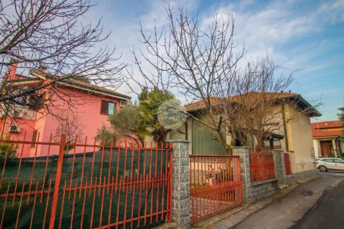 Casa quadrilocale in vendita in Via Giuseppe Garibaldi, Garbagnate Milanese