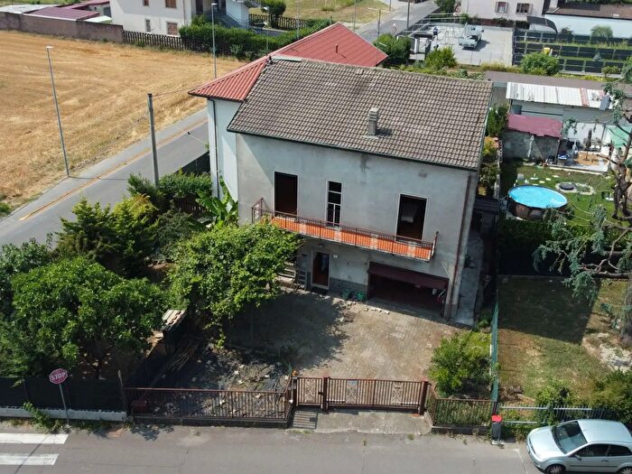 Casa con 6 locali in vendita in Via San Gerolamo, Turate