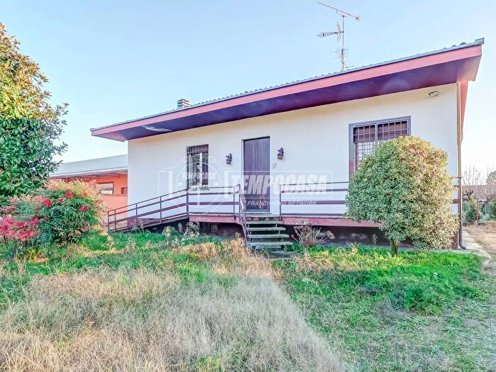 Casa trilocale in vendita in Via Cottolengo, Castano Primo