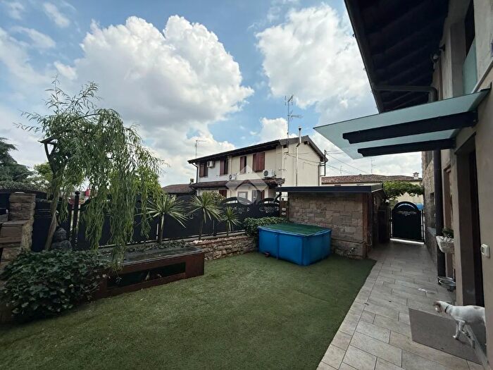 Casa con 6 locali in vendita in Via Silvio Pellico, Rovato