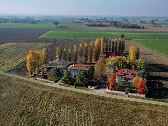 Casa con 8 locali in vendita in Strada Chiesa di Castelnovo, Parma