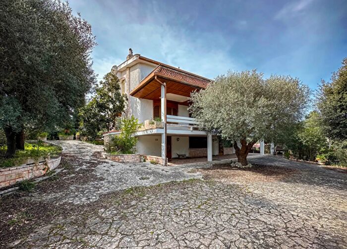 Casa con 5 locali in vendita in Putignano