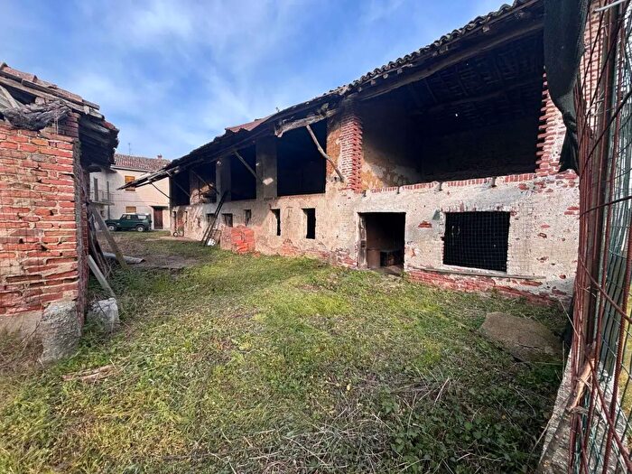 Casa con 12 locali in vendita in Tromello