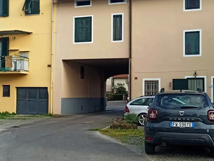 Casa con 6 locali in vendita in Lucca