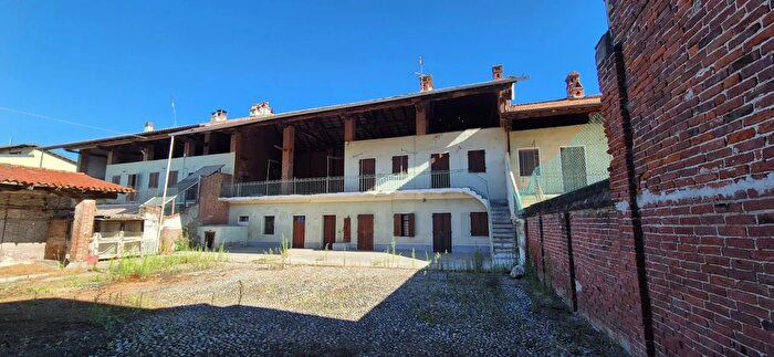Casa con 6 locali in vendita in Via Principe Tommaso, Foglizzo