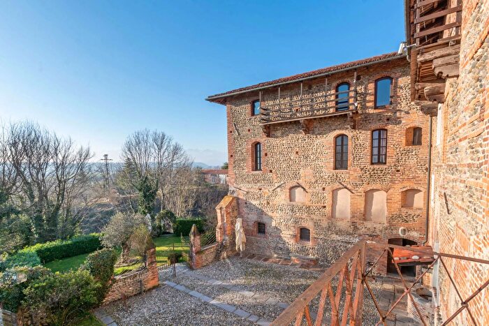 Casa con 15 locali in vendita in Via XXV Aprile, Castelletto Cervo