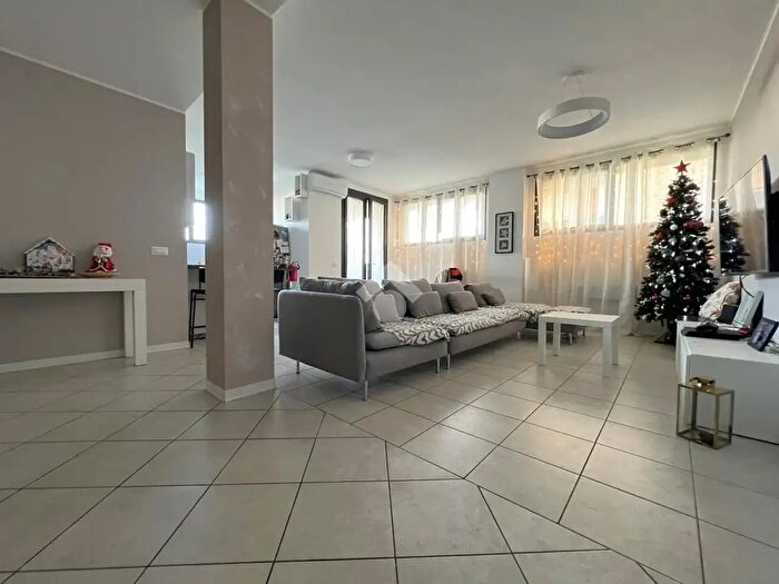 Appartamento trilocale in vendita in Via Berlinguer, Carugate