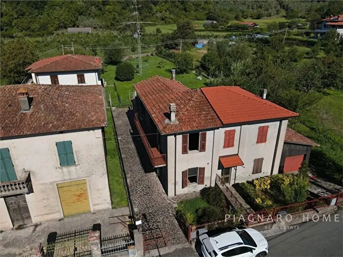 Casa con 6 locali in vendita in Via Caprio, Filattiera