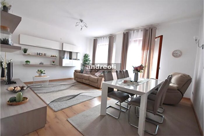 Appartamento con 9 locali in vendita in Chiaravalle