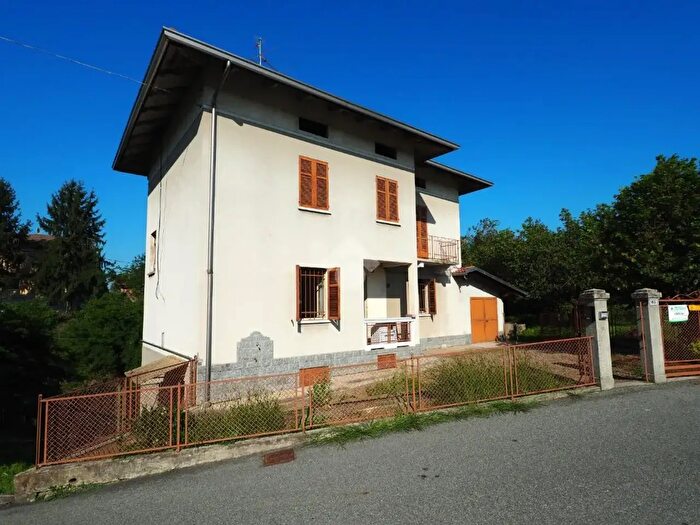 Casa con 6 locali in vendita in Via IV Novembre, Lessona