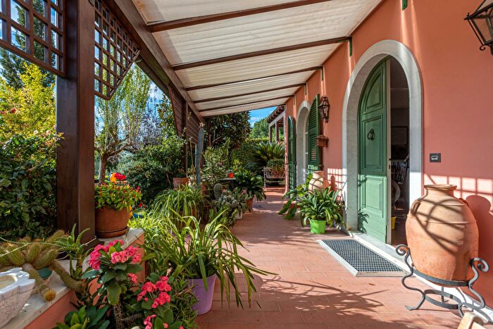 Casa con 12 locali in vendita in Carrara