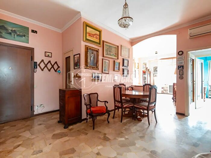 Appartamento trilocale in vendita in Via Lorenteggio, Milano