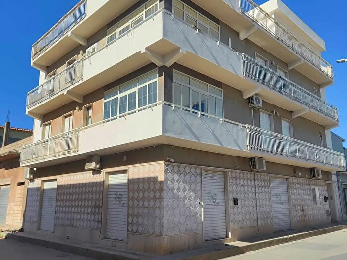 Appartamento con 7 locali in vendita in Via delle Azalee, Siracusa