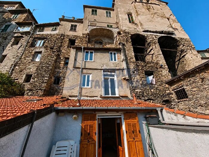 Casa con 5 locali in vendita in Via Sambughea, Triora