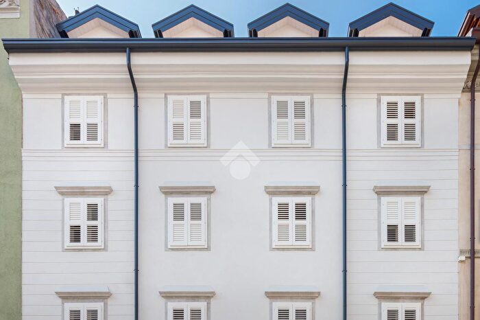 Appartamento trilocale in vendita in Via Valdirivo, Trieste